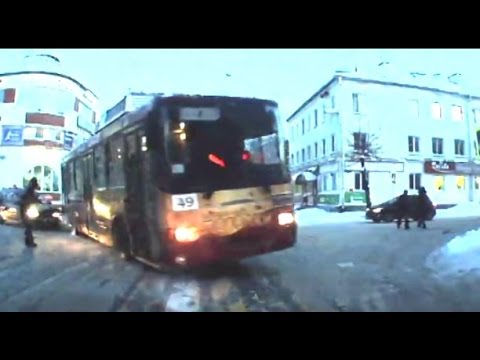 Водитель троллейбуса спас рыбинца, повредив автомобили