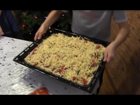 Программа «Мамы на ТВ»: приготовление пиццы из продуктов с новогоднего стола