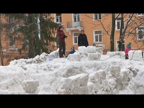 Рыбинские дворы украшаются снежными горками