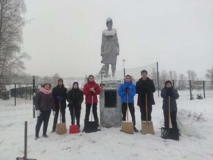 Волонтеры Рыбинского района проводят акции по уборке снега