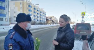 Сотрудники Госавтоинспекции вышли на дороги Рыбинска с цветами