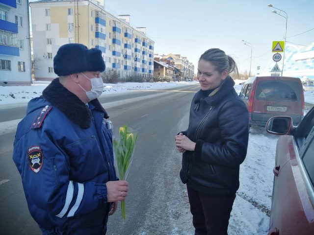 Сотрудники Госавтоинспекции вышли на дороги Рыбинска с цветами