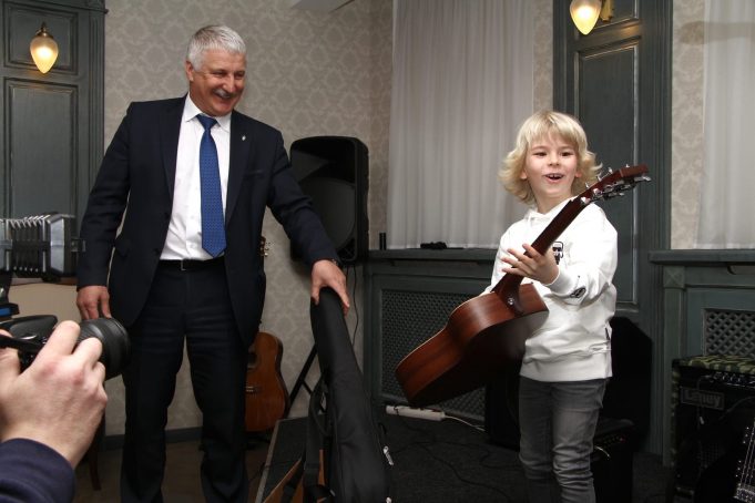 Электроакустическая гитара для юного музыканта