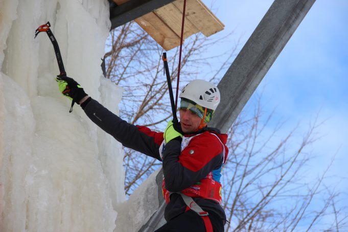 Ледолазы покорили «рыбинскую сосульку»
