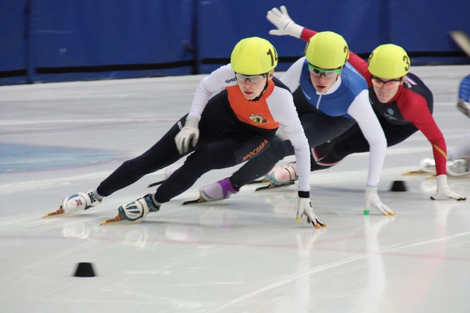 В «Полете» проходит первенство области по шорт-треку