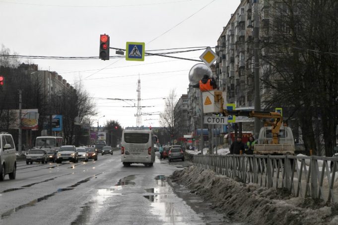 На перекрестке Плеханова и Луначарского установили дорожные зеркала