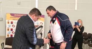 Известный российский хоккеист встретился с ребятами из поселка Песочное