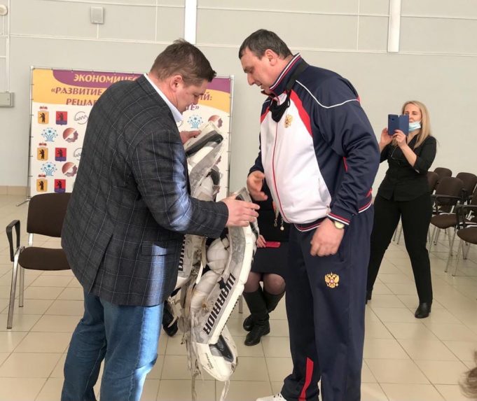 Известный российский хоккеист встретился с ребятами из поселка Песочное