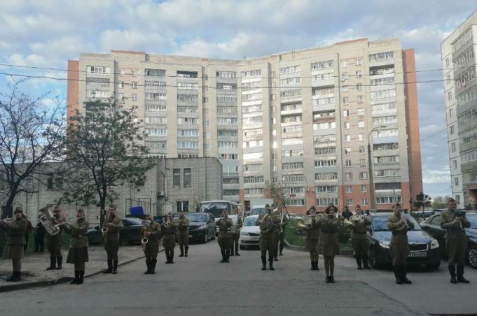 Ветеранов Рыбинска поздравят выездные музыканты