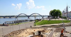 На улице Стоялой готовят бетонную площадку для скульптуры Остапа Бендера