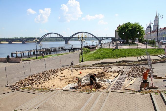 На улице Стоялой готовят бетонную площадку для скульптуры Остапа Бендера