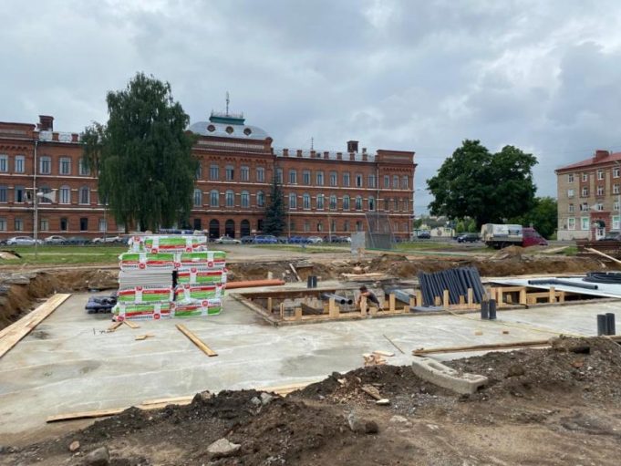 На площади имени Дерунова продолжаются работы по благоустройству