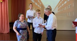 Пятеро выпускников школы №12 получили аттестаты с отличием