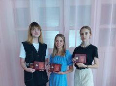 Рыбинских школьниц наградили Почетными знаками губернатора