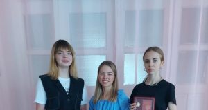 Рыбинских школьниц наградили Почетными знаками губернатора