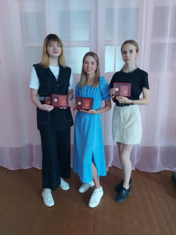 Рыбинских школьниц наградили Почетными знаками губернатора