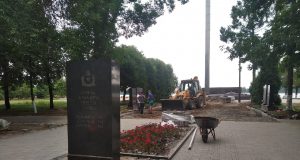 На набережной происходит обновление Аллеи Славы