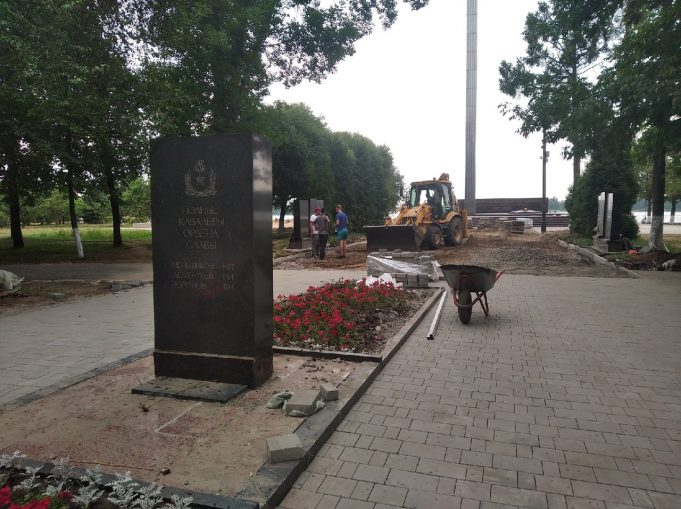 На набережной происходит обновление Аллеи Славы