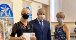 В городской администрации поздравили отличников