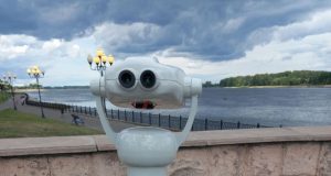 На берегу Волги расположился стационарный бинокль