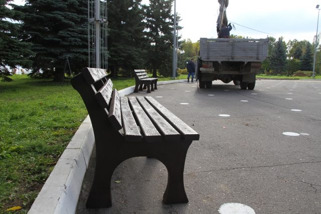 В Рыбинске установили скамейки из переработанного пластика
