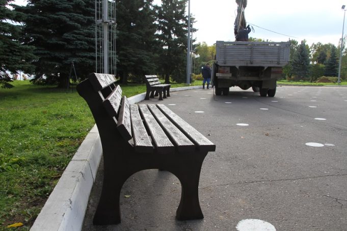 В Рыбинске установили скамейки из переработанного пластика