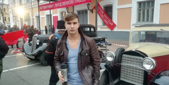 «Наш пострел везде поспел»: Михаил Стригин сыграл роль физкультурника и бойца Красной Армии