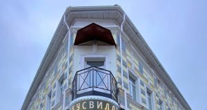 В центре Рыбинска установили самую масштабную вывеску в историческом стиле