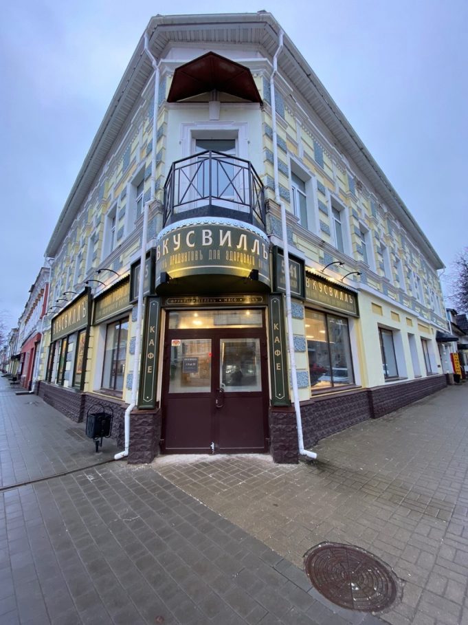 В центре Рыбинска установили самую масштабную вывеску в историческом стиле