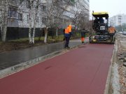 На велодорожке на улице Моторостроителей начали укладывать асфальт