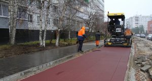 На велодорожке на улице Моторостроителей начали укладывать асфальт