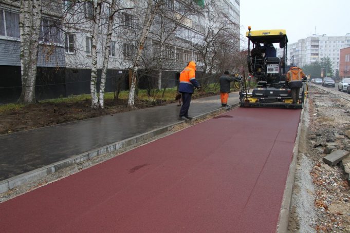 На велодорожке на улице Моторостроителей начали укладывать асфальт