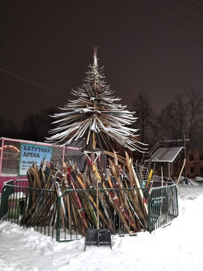 Елка из лыж в городском сквере будет пятиметровой