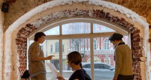 В Рыбинске оформляют витрины к Новому году