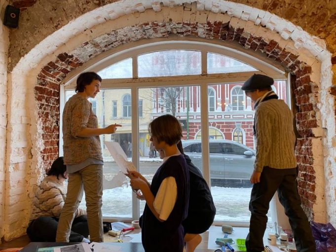 В Рыбинске оформляют витрины к Новому году