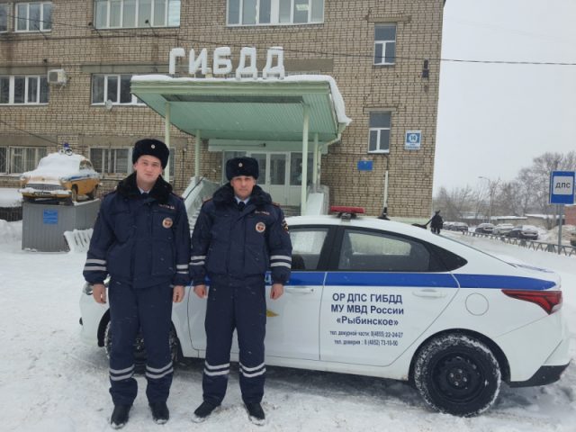 Инспекторы ГИБДД спасли жизнь пенсионерке