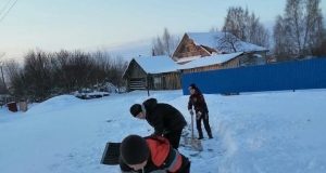 Современные тимуровцы помогают пожилым людям в Рыбинском районе