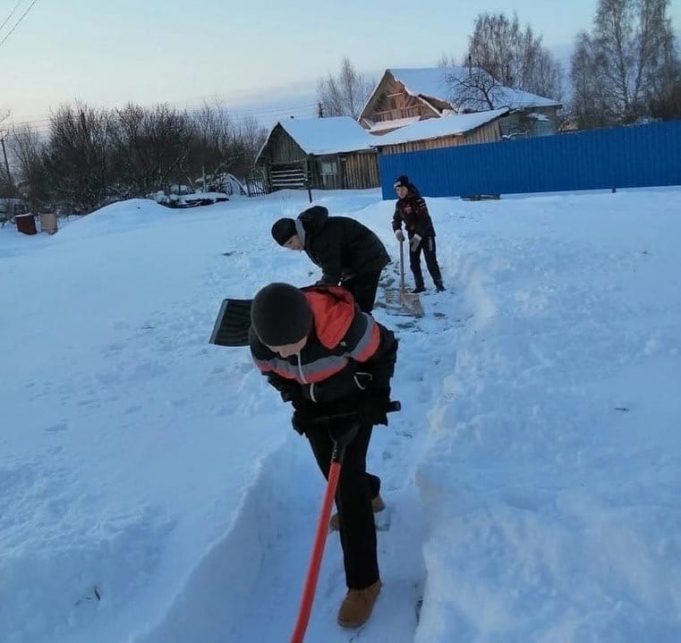 Современные тимуровцы помогают пожилым людям в Рыбинском районе