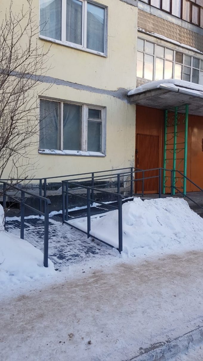 В доме, где проживает подросток-инвалид, установили пандус
