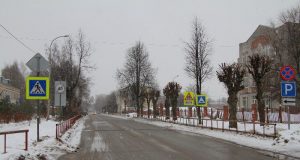 В Рыбинске обрезают деревья