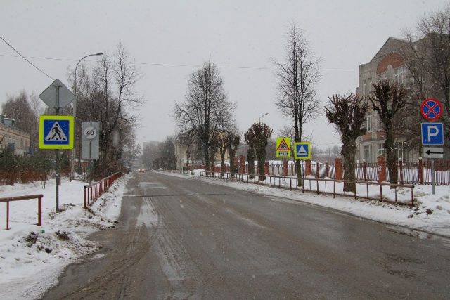 В Рыбинске обрезают деревья