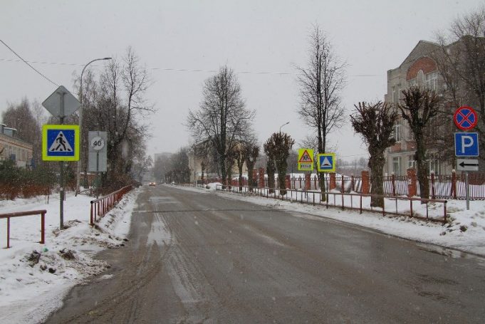 В Рыбинске обрезают деревья