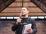 Человек, который ведет за собой молодежь