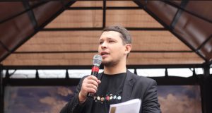 Человек, который ведет за собой молодежь