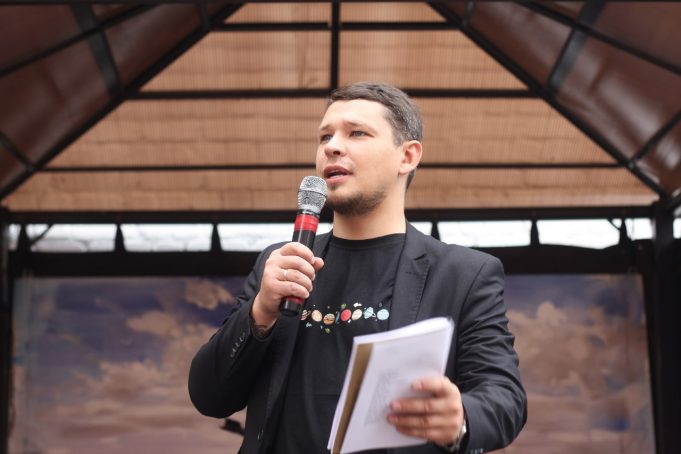 Человек, который ведет за собой молодежь