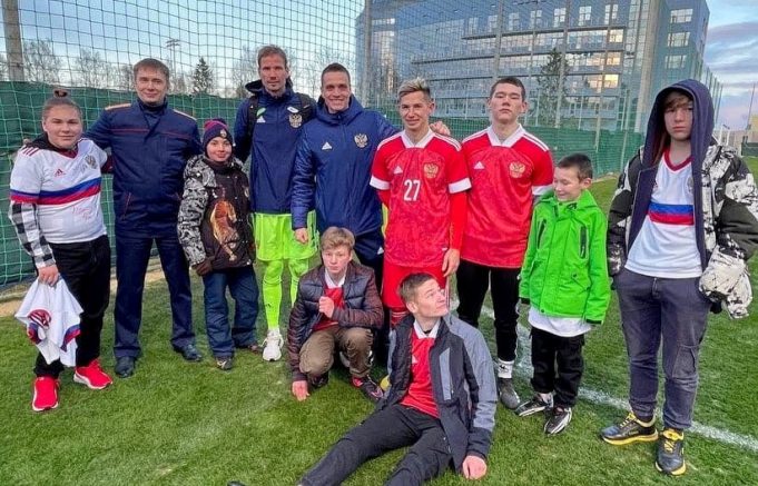 Воспитанники рыбинского детского дома «Волжский» познакомились со звездами российского футбола