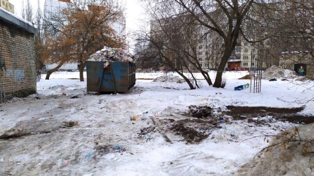 Стихийную свалку на улице Моторостроителей убрали