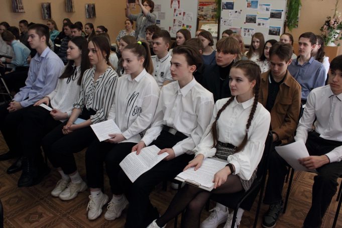 Учащиеся в Рыбинском районе выбирают варианты благоустройства школы