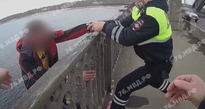 В Рыбинске сотрудники ГИБДД спасли мужчину от необдуманного поступка