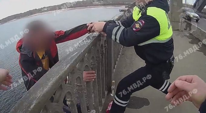 В Рыбинске сотрудники ГИБДД спасли мужчину от необдуманного поступка